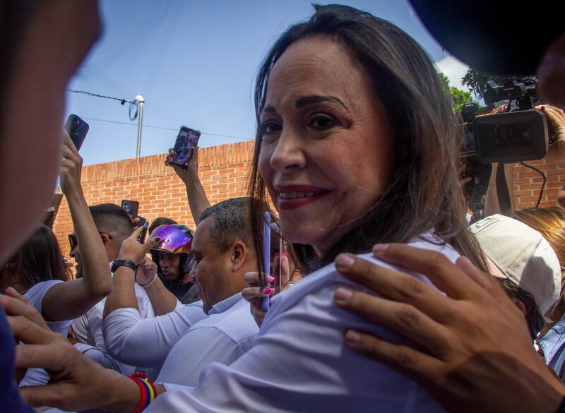 En una relativa calma, los ciudadanos venezolanos en edad de votar, han acudido a las urnas para elegir a su próximo presidente.