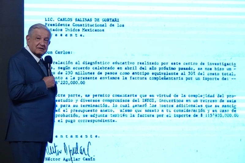 AMLO muestra cartas de Héctor Aguilar Camín