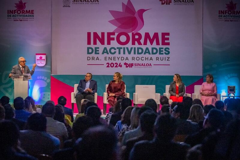 Rubén Rocha Moya en el Informe de Labores del DIF