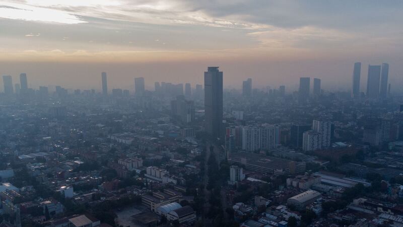 La calidad del aire para la mañana de Navidad se reporta de Mala a Muy Mala en algunas zonas del Valle de México y la Zona Conurbada. Según el último reporte de la Dirección de Monitoreo Atmosférico la concentración de partículas PM10 y PM 2.5 se encuentran en niveles altos y en zonas como Nezahualcóyotl y Coacalco su nivel esta en los límites.