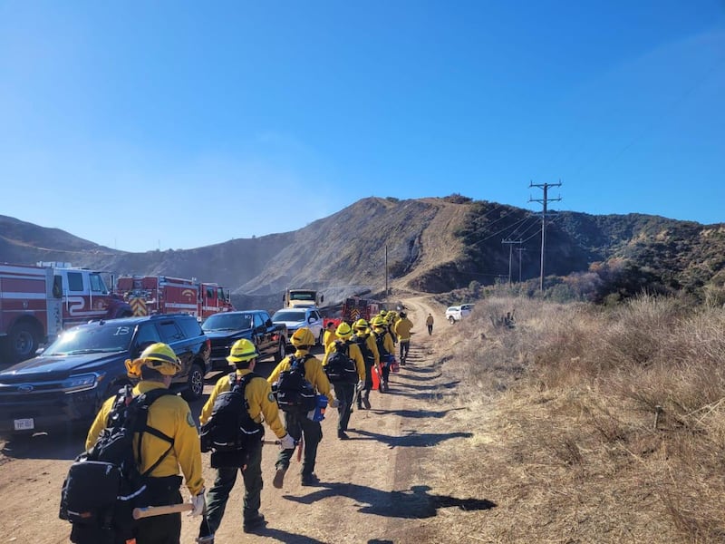 Delegación mexicana de bomberos en California