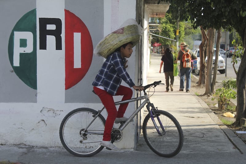 Logotipo del PRI pintado en la pared en las calles de México.