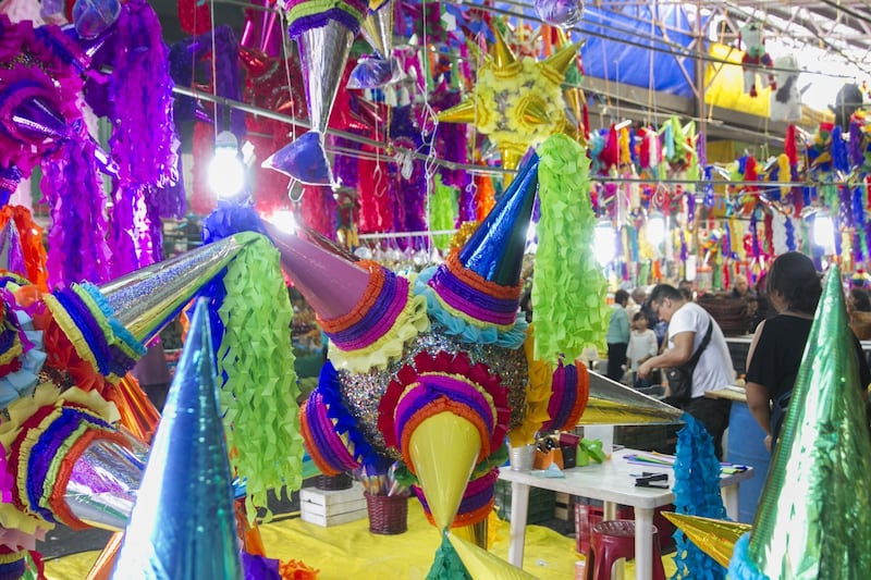 Cientos de piñatas se venden en el Mercado de Jamaica.