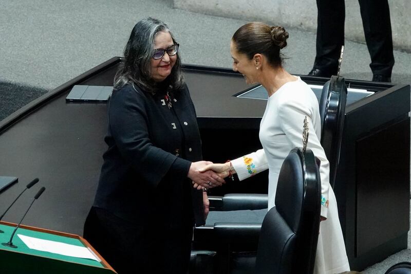 Norma Piña saludando a Claudia Sheinbaum en su toma de posesión como presidenta de México.