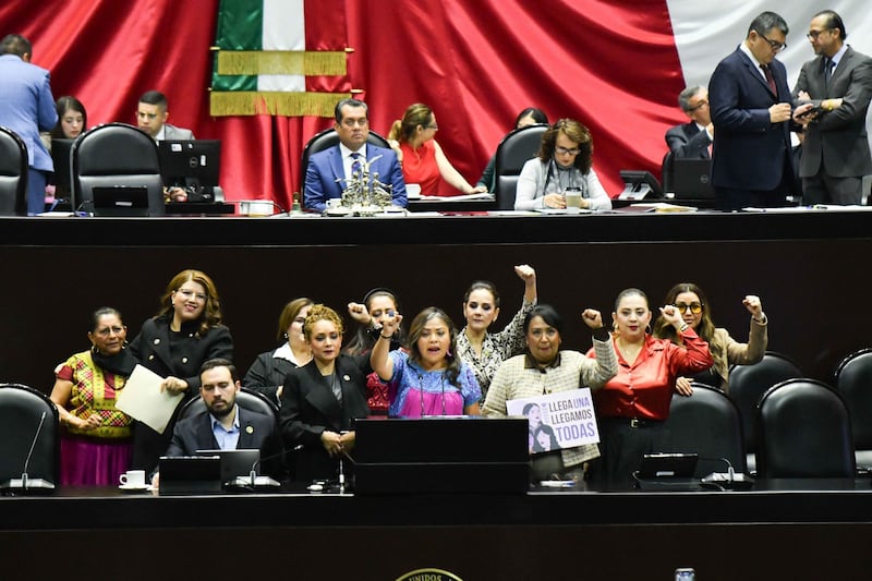 Legisladoras en la sesión ordinaria de la Cámara de Diputados en la que se discute el dictamen de la Ley General de Acceso de las Mujeres a una Vida Libre de Violencia.