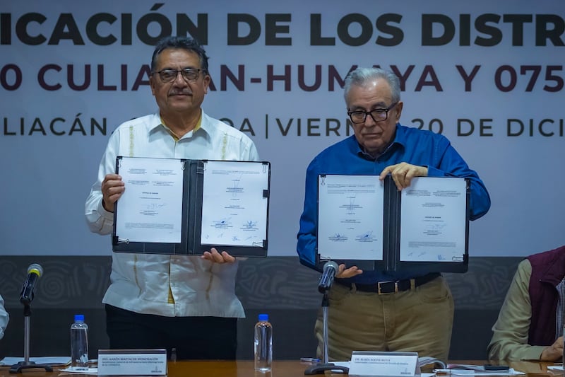 Rubén Rocha Moya, gobernador de Sinaloa y Aarón Mastache Mondragón, subdirector de Infraestructura Hidráulica de Conagua.