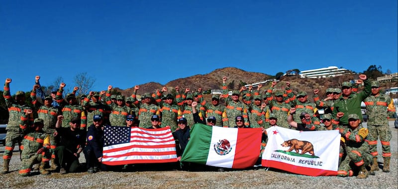 Los esfuerzos de los combatientes mexicanos han sido clave para mitigar los incendios en California.