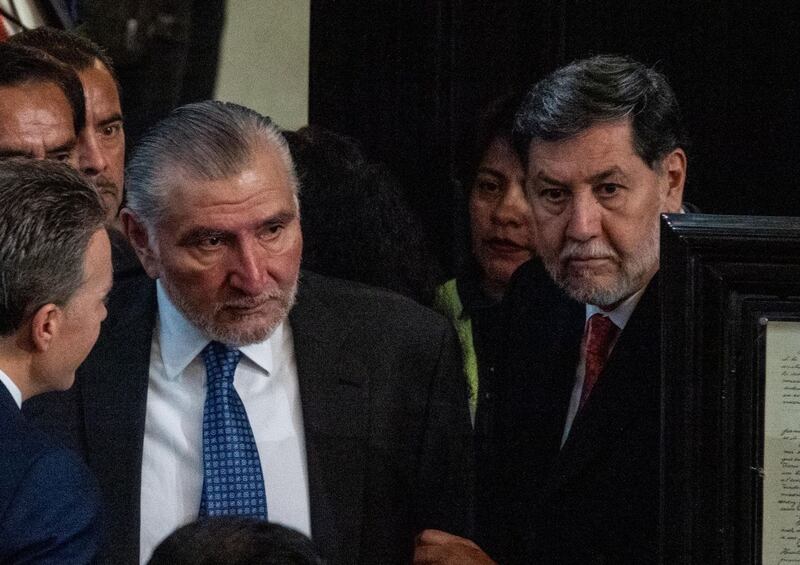 Manuel Velasco Coello, coordinador del PVEM ante el senado; Adán Augusto López, coordinador de Morena, y Gerardo Fernández Noroña, presidente dela Mesa Directiva, durante la sesión solemne en que se galardon a la periodista y activista Ninfa María Deándar Martínez con medalla Belisario Domínguez.