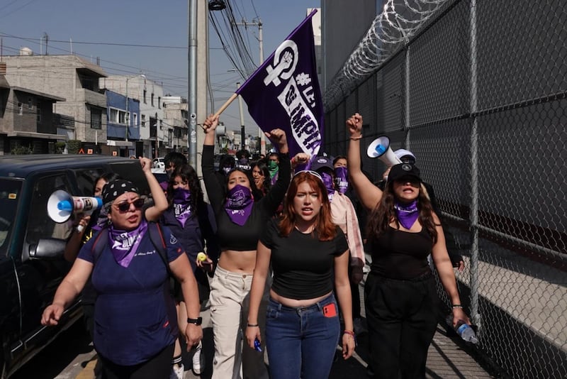 Compañeras del Instituto Politécnico Nacional, víctimas de violencia digital por parte del agresor Diego N, quién utilizó fotografías personales para manipularlas mediante Inteligencia Artificial y comercializarlas con fines de explotación sexual por internet, exigieron justicia previo a la última Audiencia en la que se dictaminará la primera sentencia en el mundo por violencia digital con inteligencia artificial en los juzgados del Reclusorio Preventivo Varonil Oriente.