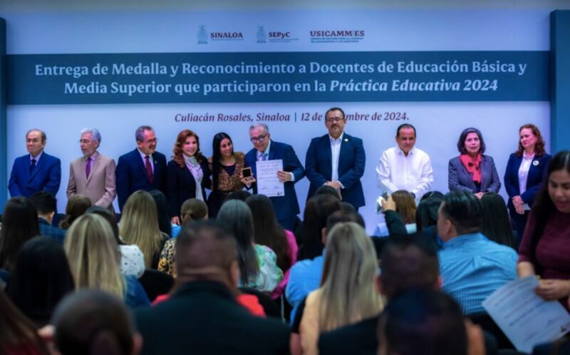 Rocha moya entrega reconocimiento