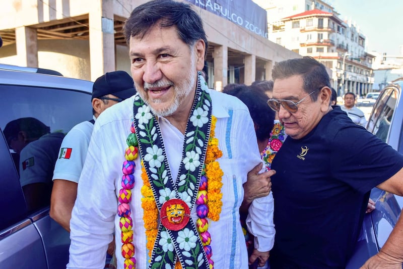 Gerardo Fernández Noroña,  presidente de la cámara de senadores   durante la asamblea informativa que realizó esta tarde en el Zócalo de Acapulco, en donde estuvo acompañado del senador Félix salgado Macedonio, y la senadora Beatriz Mojica Morga.