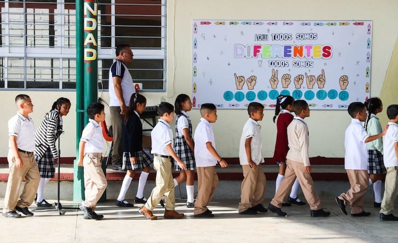 Clases en una primaria de México