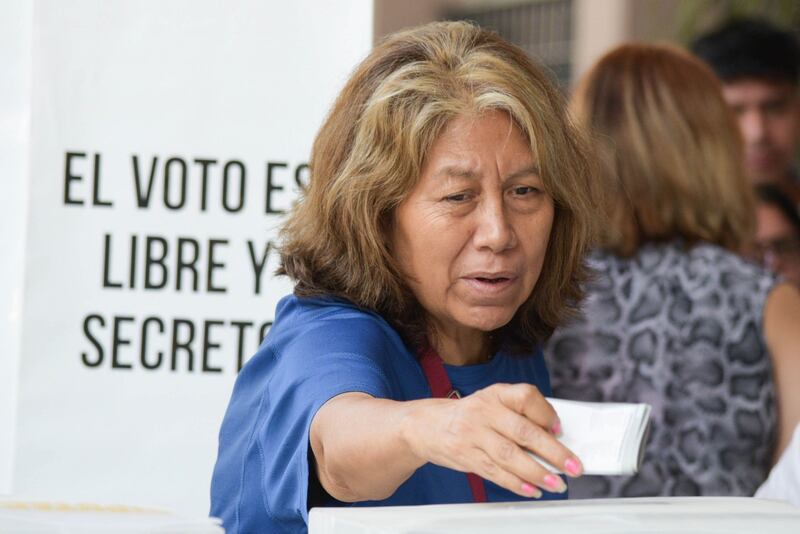 Mujer votando en México.