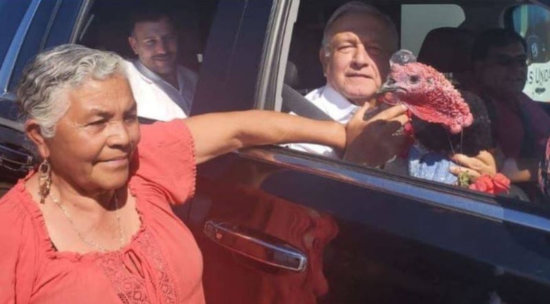 AMLO en su camioneta con Simón, el guajolote, y Angélica, la antigua dueña.