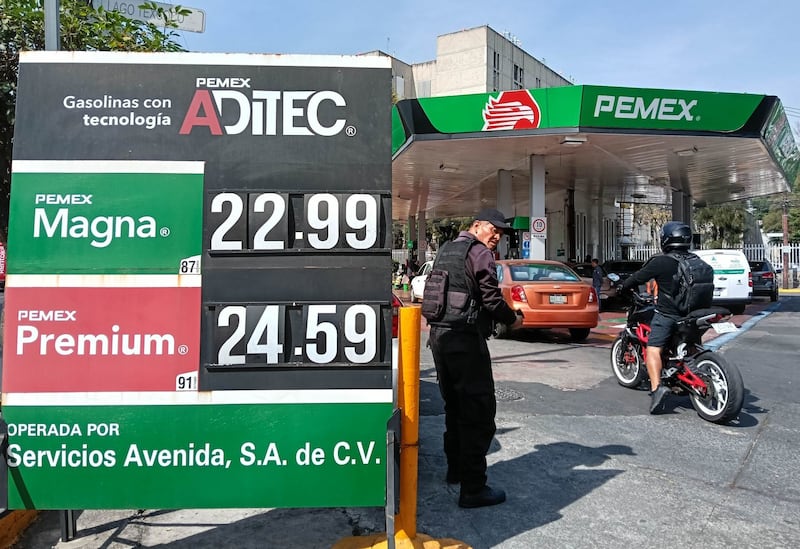 En una gasolinera de Pemex se oferta la Magna $22.99 y la Premium $24.59., ubicada en la alcaldía Miguel Hidalgo.