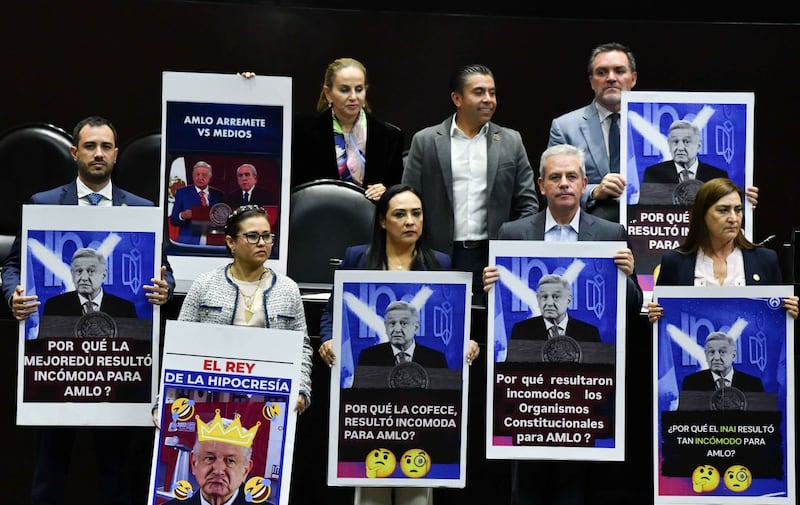 Oposición protesta contra extinción de organismos autónomos.