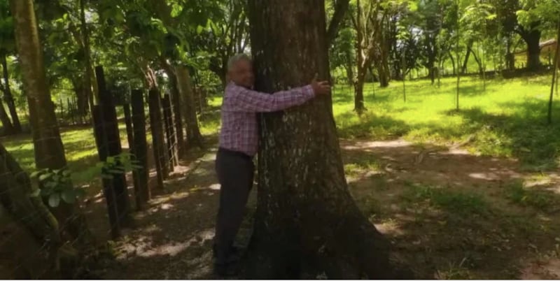 AMLO abraza árbol en su finca "La Chingada" en Chiapas