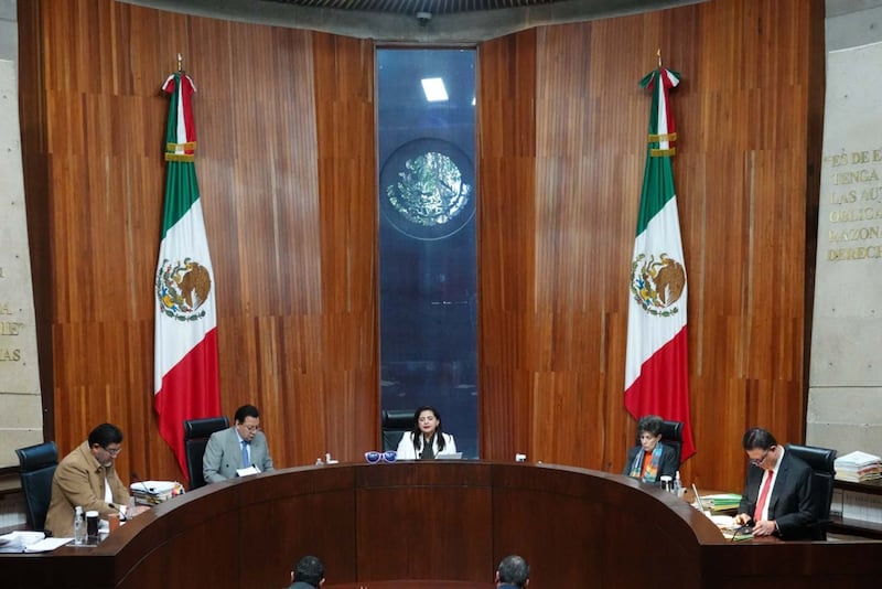 Los magistrados Reyes Rodríguez Mondragón, Felipe Alfredo Fuentes Barrera, Mónica Arali Soto Fregoso, Janine Ótalora Malassis y Felipe de la Mata Pizaña durante la Sesión Ordinaria en el Tribunal Electoral del Poder Judicial de la Federación.