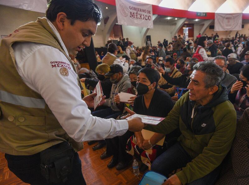 Entrega de las tarjetas del Bienestar
