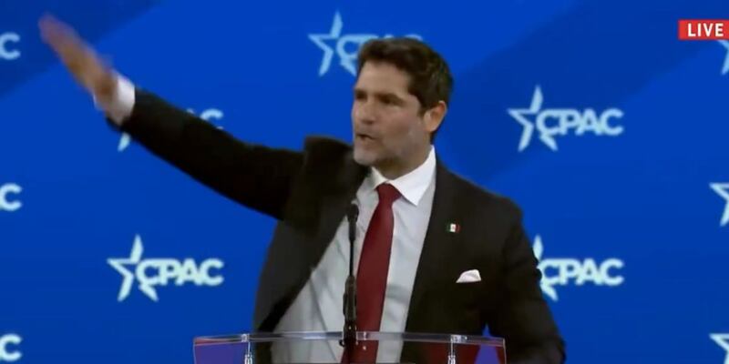 Eduardo Verástegui haciendo saludo nazi