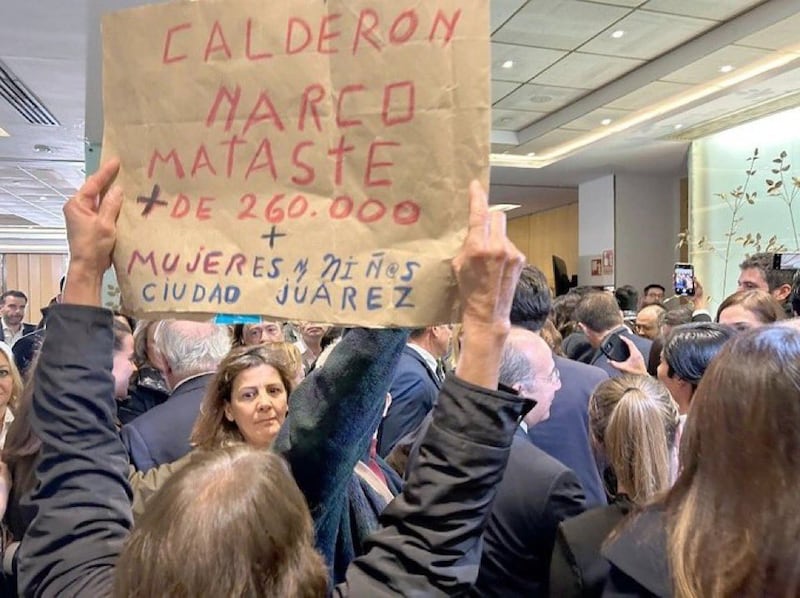 mujer increpa a Felipe Calderón en España