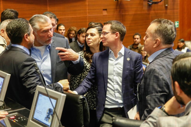 Los senadores Mario Humberto Vázquez (PAN) se enfrentó verbalmente con Adán Augusto López (Coordinador de Morena), luego de que el primero lanzará fuertes críticas a Morena por el caso de Migue Ángel Yunes, senador ex panista quién voto a favor de la Reforma Judicial, por lo que el tabasqueño pidió que se disculpara lo que llevo a qué varios senadores se sumarán a los descalificativos, esto durante la sesión en donde se discutieron las leyes secundarias de la Reforma Judicial.